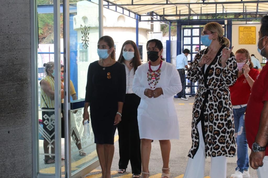 Entrega DIF Acapulco donativo de insumos al Instituto Estatal de Cancerología

