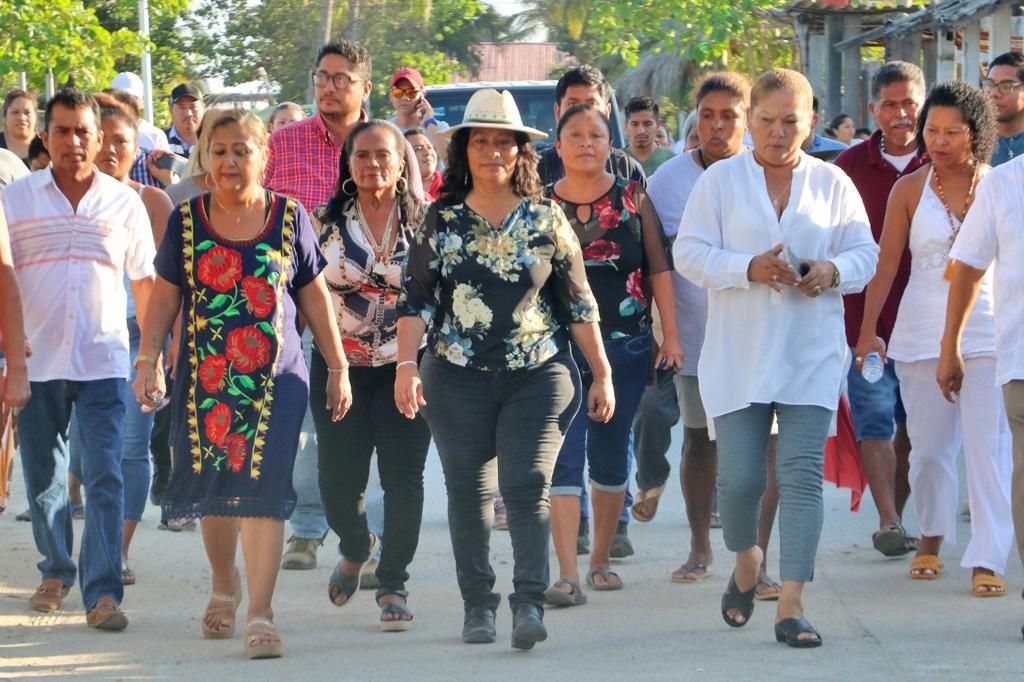 Le cumple Abelina López al pueblo de Acapulco; inaugura obra en Barra Vieja  
