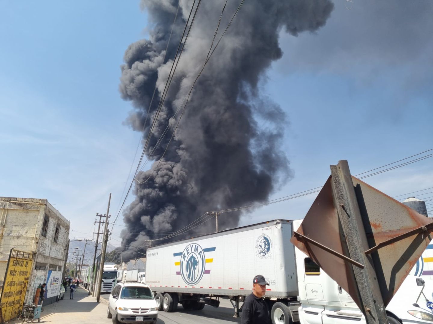 Bomberos de Ecatepec reportan controlado incendio en fábrica de pláticos
