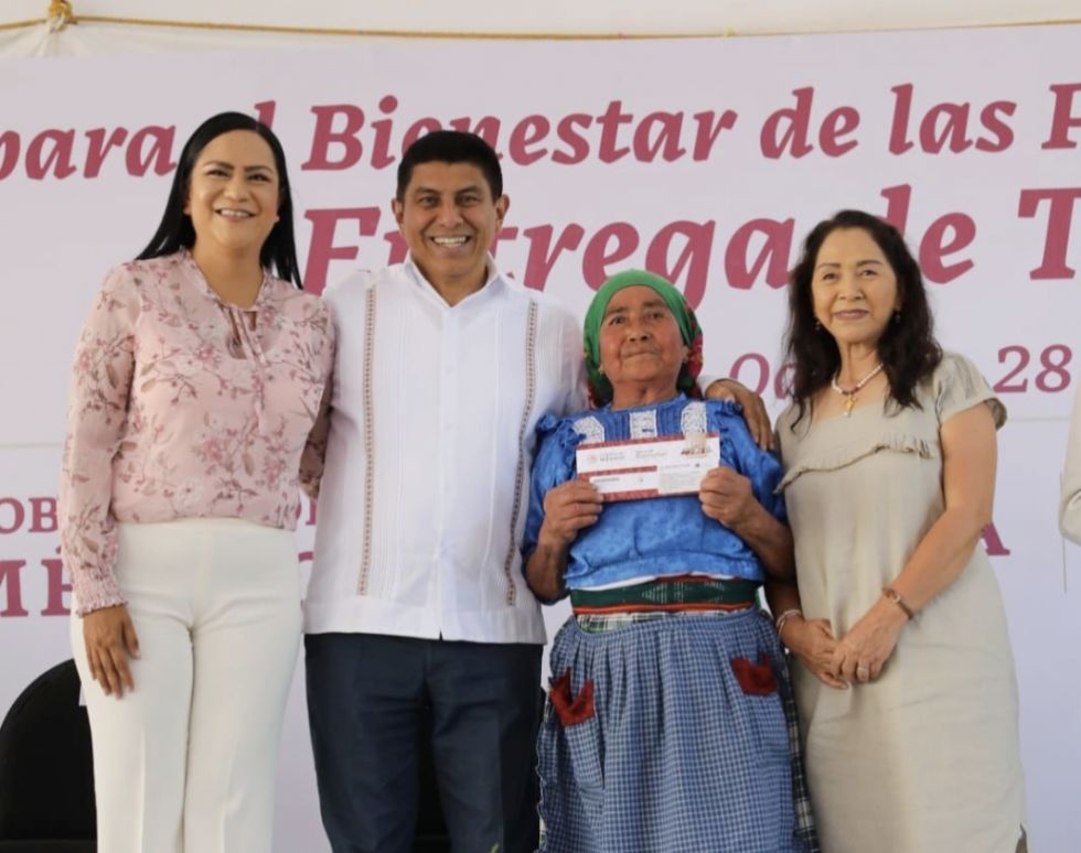 En Oaxaca, derechohabientes reciben tarjeta de Pensión para Bienestar de Personas Adultas Mayores