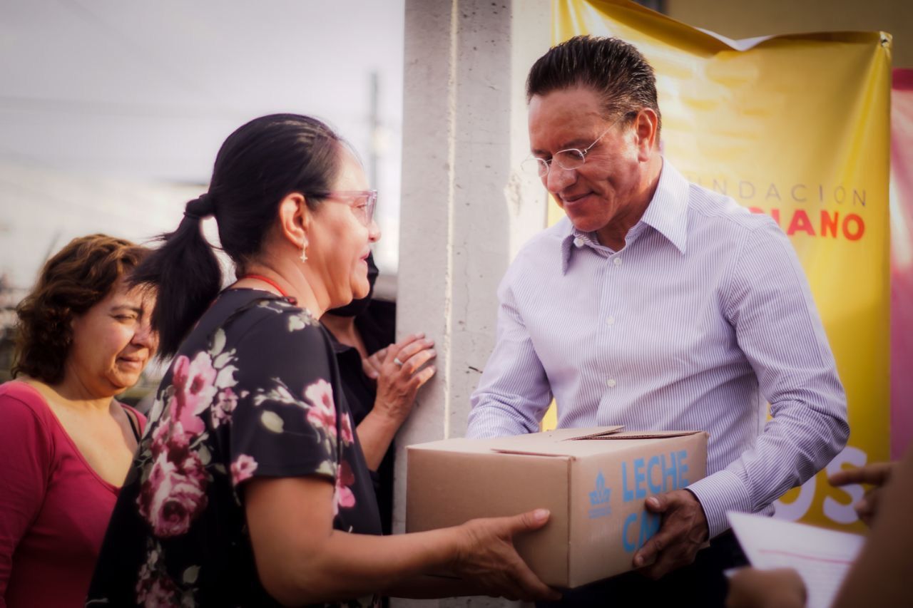 Entrega dirigencia del PRI en Pachuca, litros de leche a bajo costo 