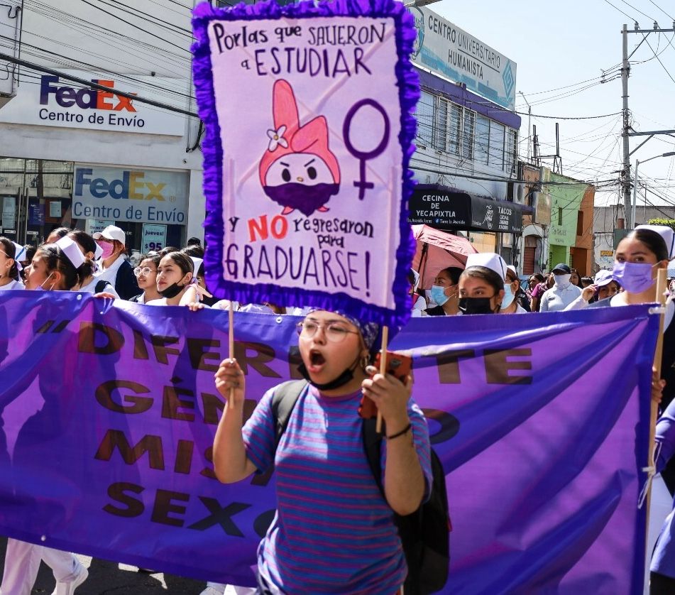 
 
El contingente de más de 500 mujeres tomó las calles de Texcoco en el día Internacional de la Mujer