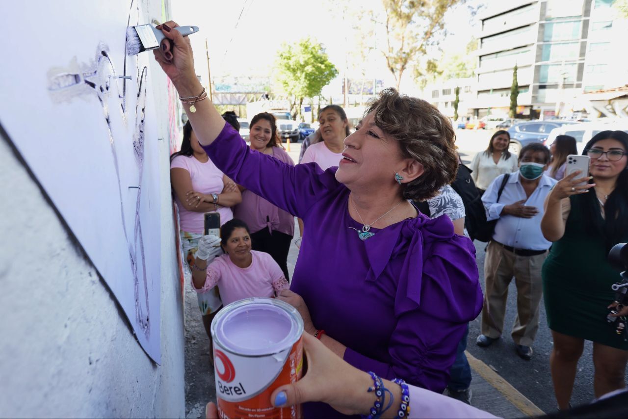 Pinta mural Delfina Gómez para conmemorar la violencia que viven mujeres en el Edomex