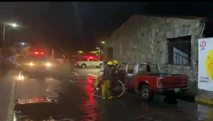 Incendian una camioneta en pleno centro de Zihuatanejo