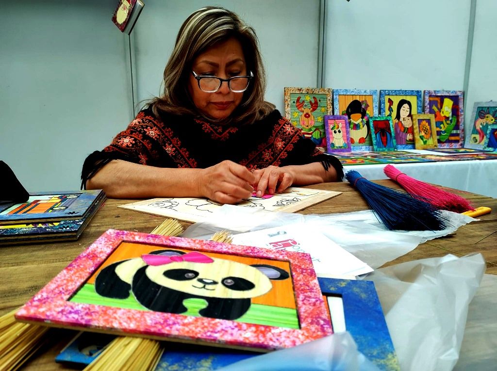 Las Manos mexiquenses elaboran artesanías con popotillo