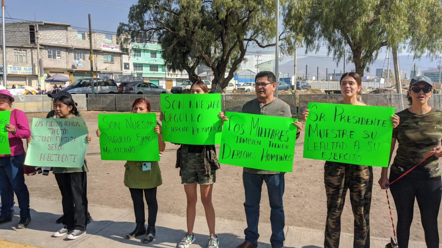 Civiles muestra su apoyo al Ejército en Pachuca 