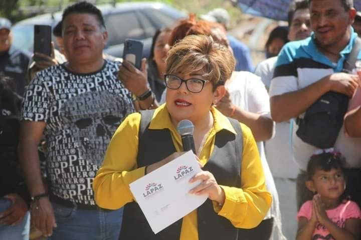Cristina González Cruz, Edil de La Paz, y la CFE,
Iniciaron la Electrificación de la Colonia Contlapesco.
