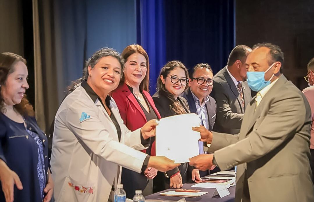 Zorayda Robles entrega dictámenes de acreditación a establecimientos de salud 