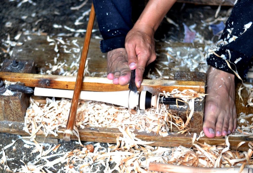 Las manos mexiquenses elaboran molinillos de madera