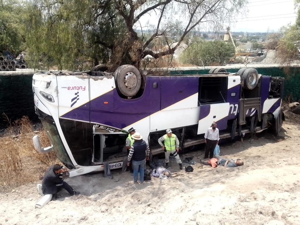 Helicóptero Jaguar 1 de Ecatepec traslada a mujer de 84 años lesionada tras volcadura de autobus