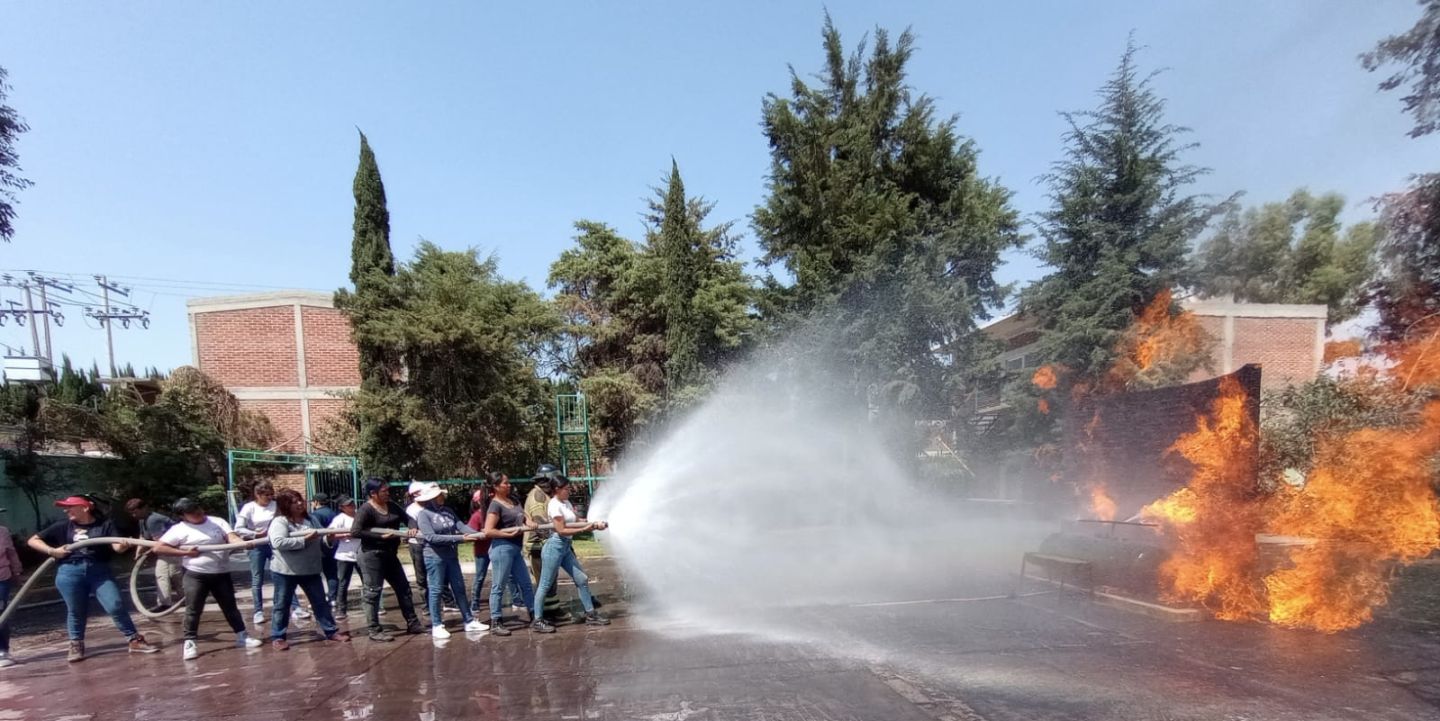 En Texcoco mujeres aprenden a apagar incendios y tanques de gas para evitar que explote 
