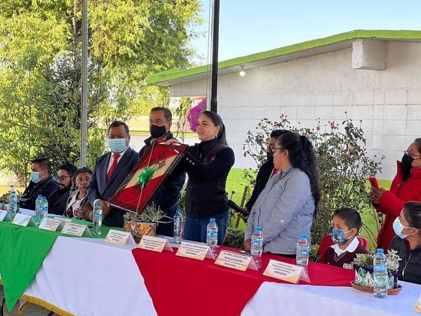 Inaugura la Dra. Ivette Topete Arco techo en la Escuela de Amecameca