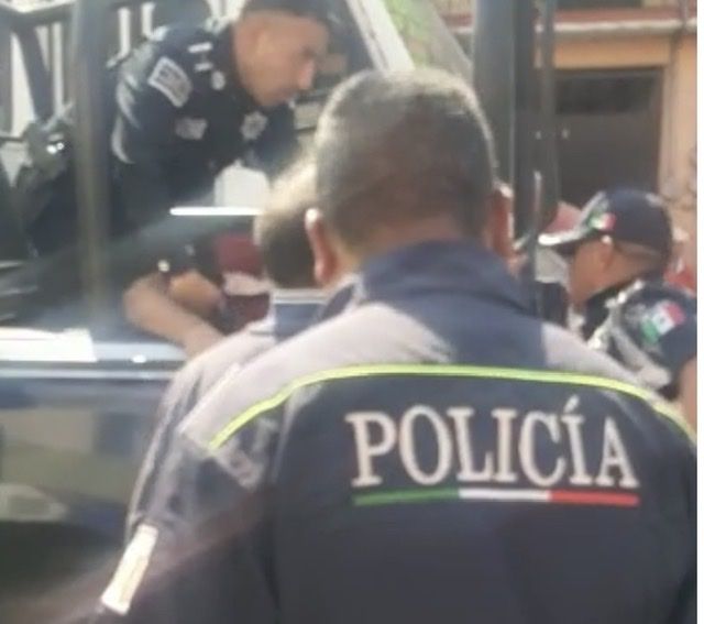 Por repartir periódico ’Regeneración’ jóvenes son detenidos por policías en Toluca 
