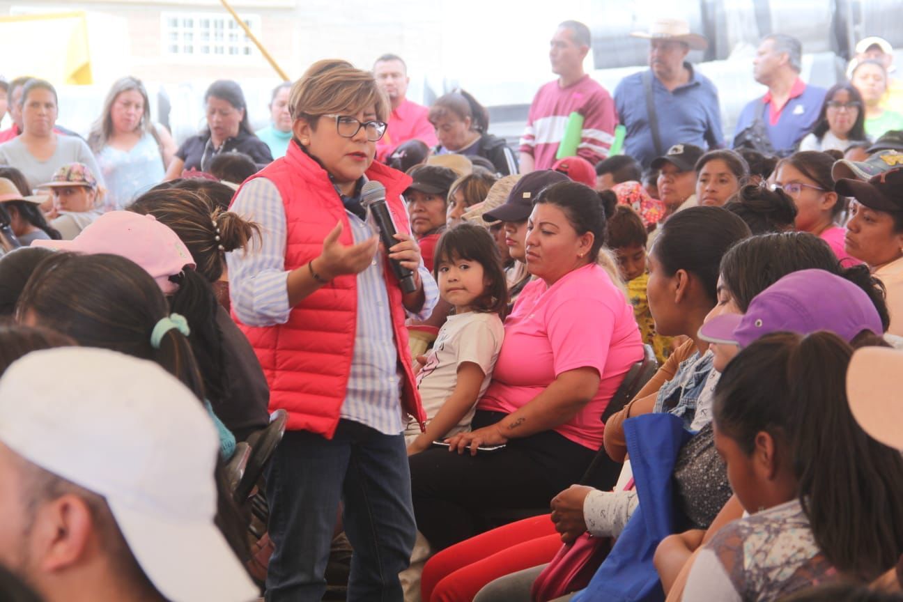 Presidenta Municipal de La Paz, realiza la entrega de 600 tinacos en Lomas de San Sebastián
