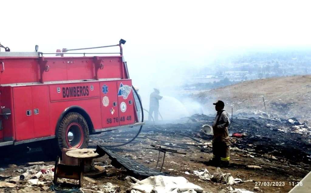 Cuerpos de emergencia combaten incendio en relleno sanitario de Tepotzotlán