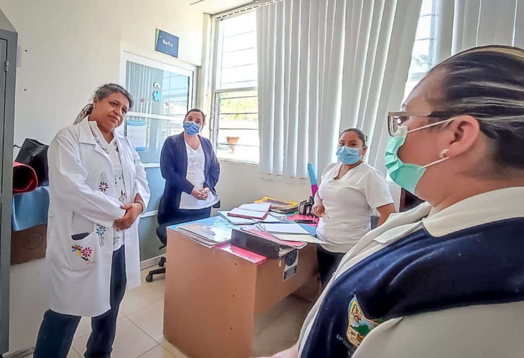 Zorayda Robles recorre el Centro de Salud de Calnali 