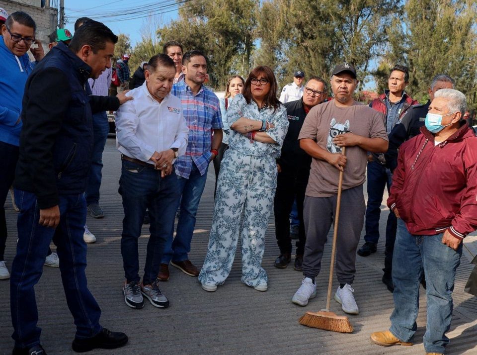 Salieron servidores públicos "echarle una mano" a vecinos Texcocanos