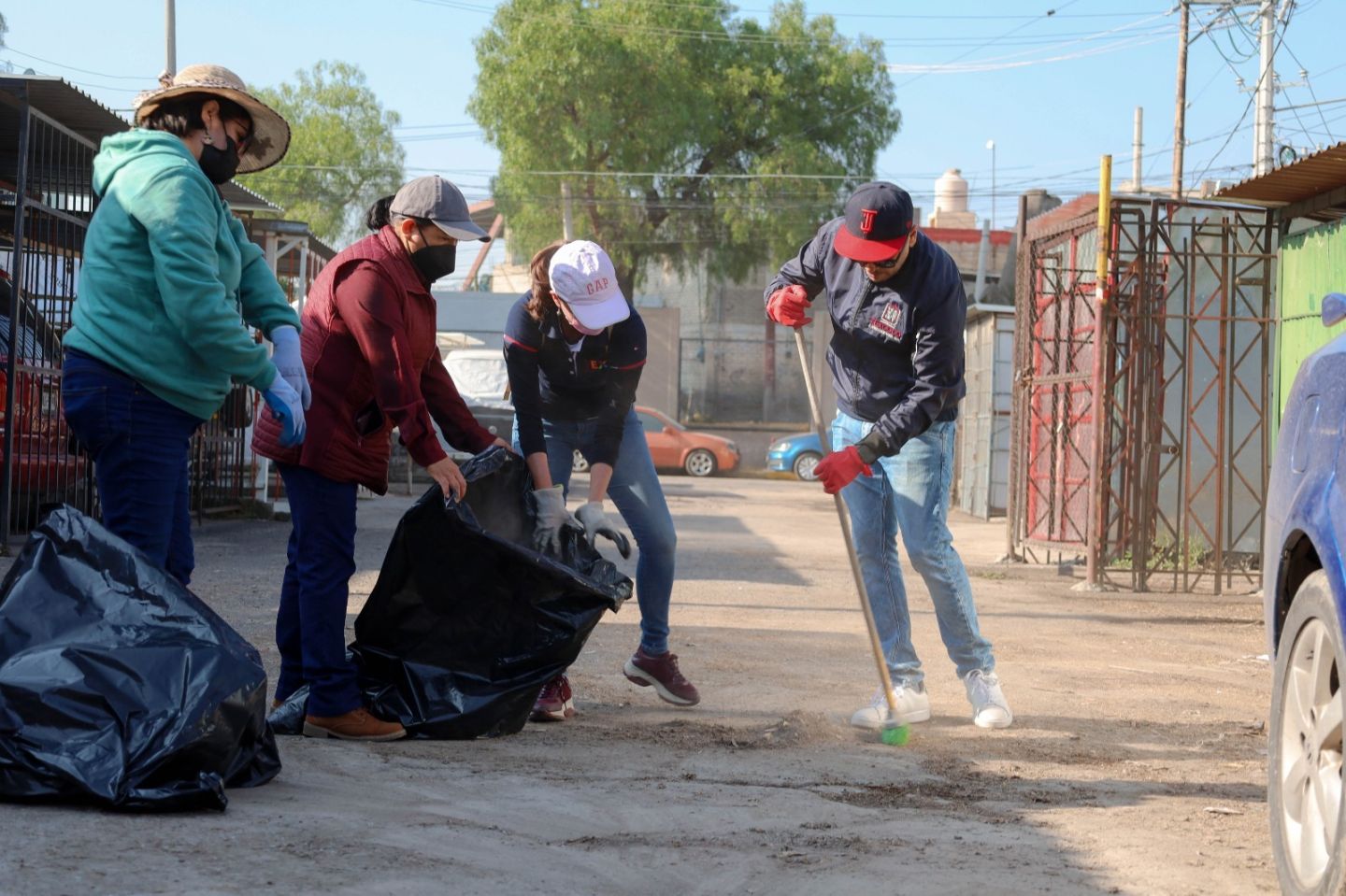Le echan una mano a los vecinos de Texcoco con la limpieza de sus calles 