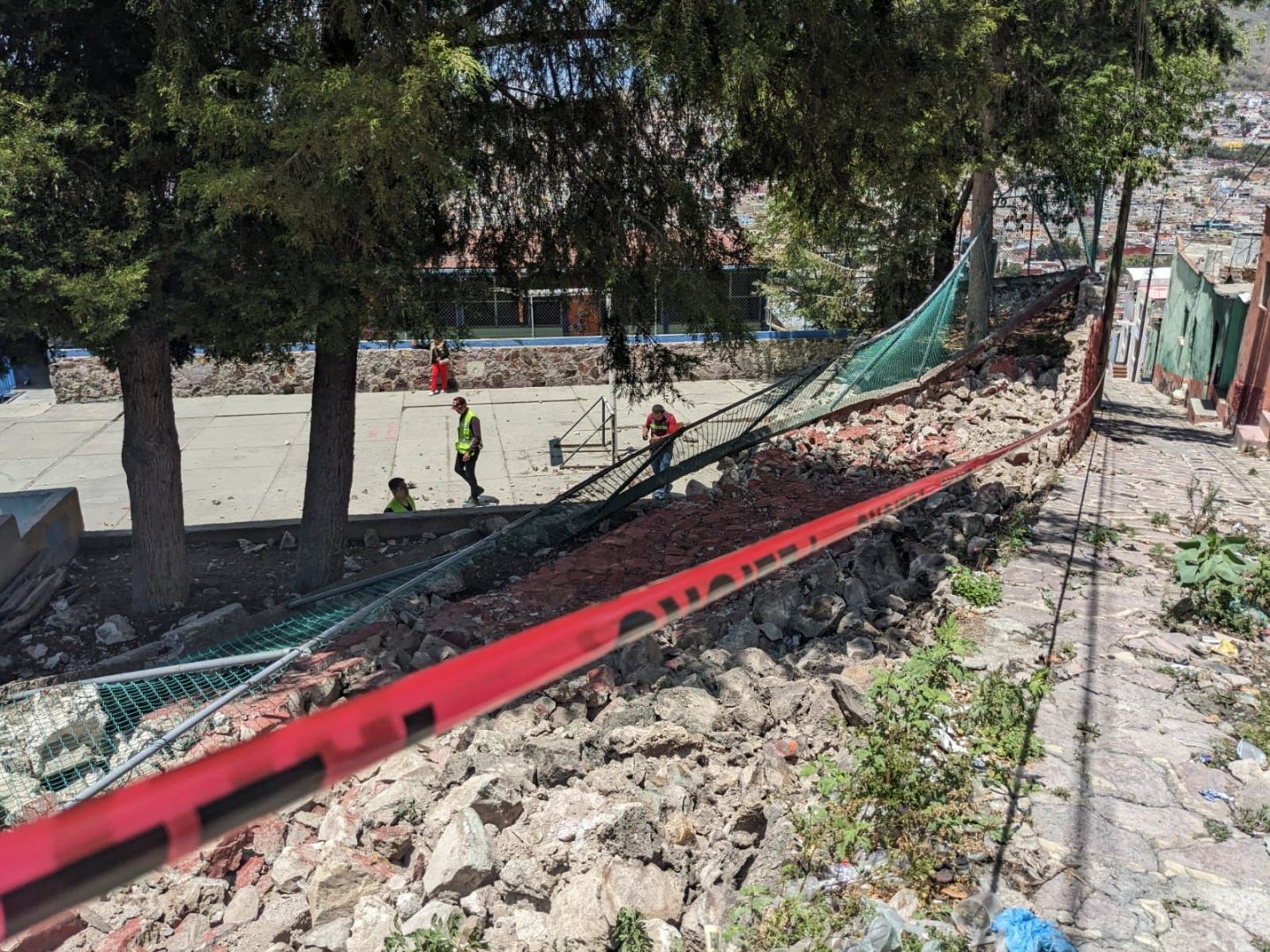 Se derrumba barda perimetral de escuela en Pachuca