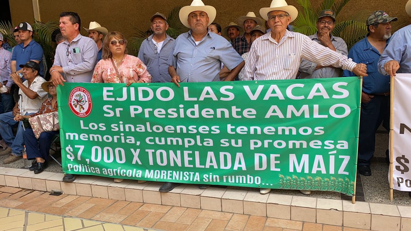  Protestan productores de maíz de Sinaloa, por insuficiente precio de garantía; desfilan miles  con maquinaria en Culiacán 
