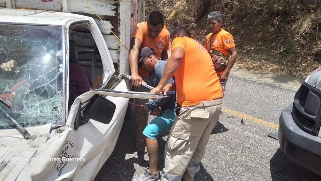 Chocan dos vehículos rumbo a la sierra de Atoyac
