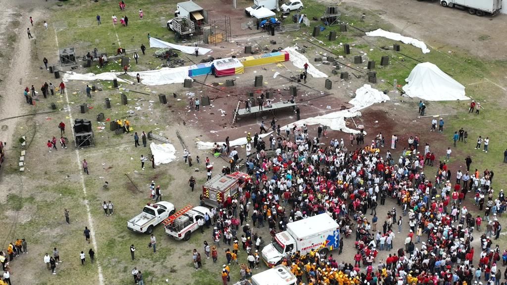 Cae lona por fuertes rachas de viento previo al evento de Alejandra del Moral en Tecámac