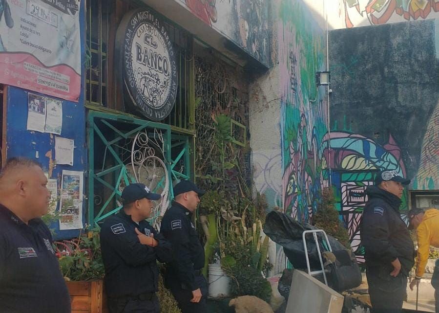 Policía de Ecatepec impide desalojo de centro cultural y detiene a presunto líder de invasores
