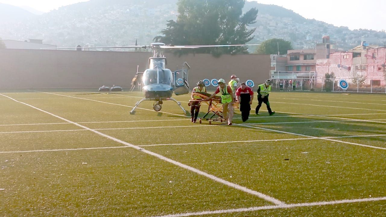 Helicóptero Jaguar 1 de Ecatepec traslada de emergencia a motociclista arrollada por un tráiler