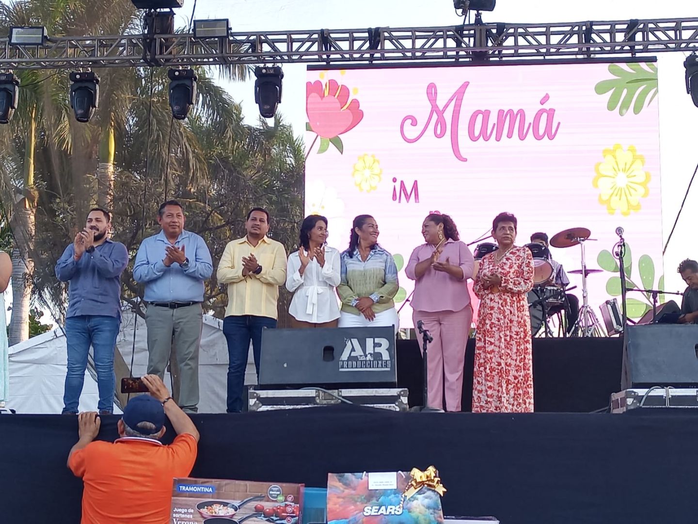 Reconoce Abelina López a las madres porteñas en su día