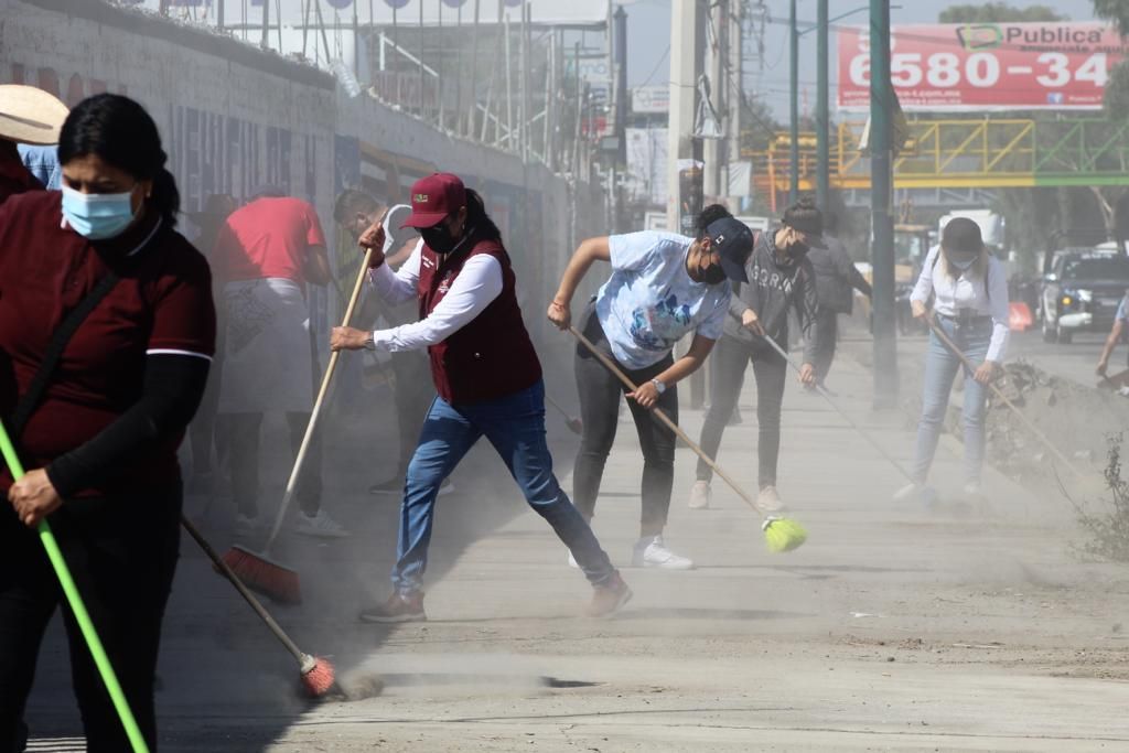 Trabajadores de Chimalhuacán barren sobre carretera federal México-Texcoco 
