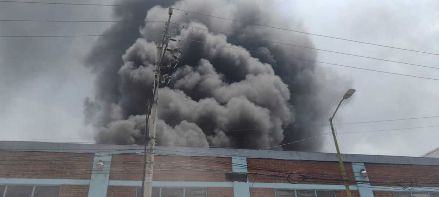 Sofocan incendio en fábrica de pinturas en Ecatepec