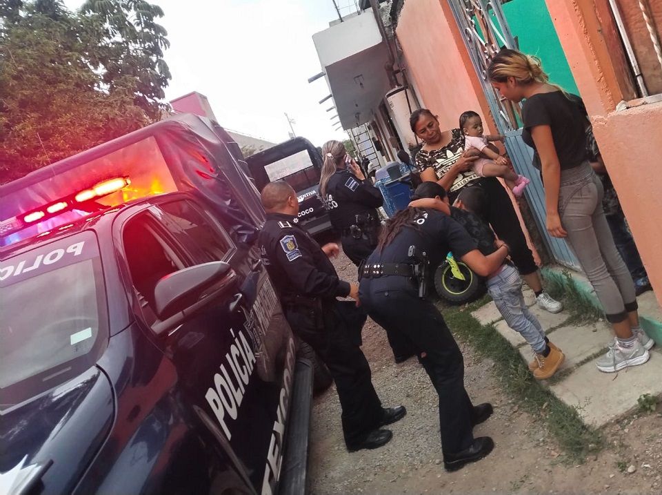 Policías entregan a su familia a menor que deambulaba en Texcoco