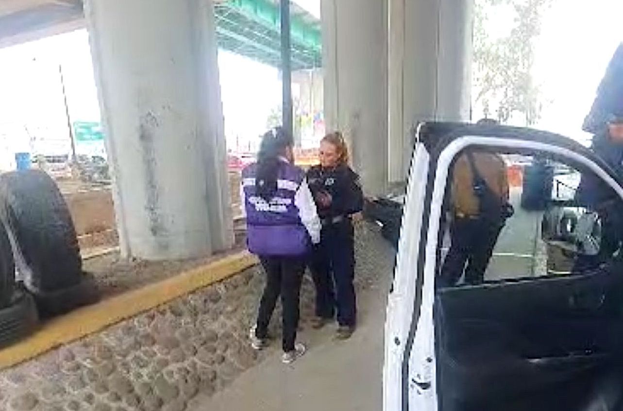 Oficial de policía de Ecatepec será evaluada por psiquiatras, tras amenazar con quitarse la vida

