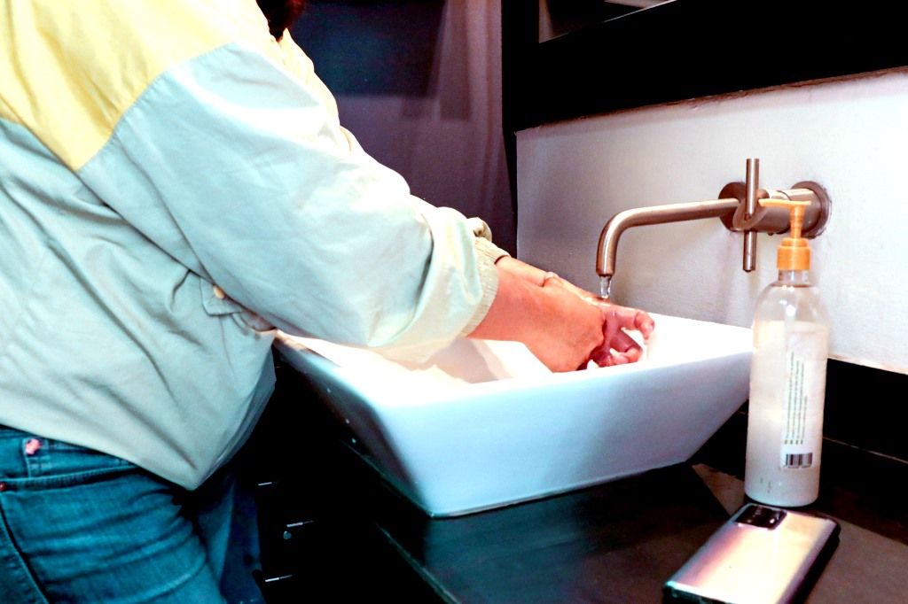 El ISSEMyM recomienda el lavado correcto de manos y constante desinfección de teléfonos celulares