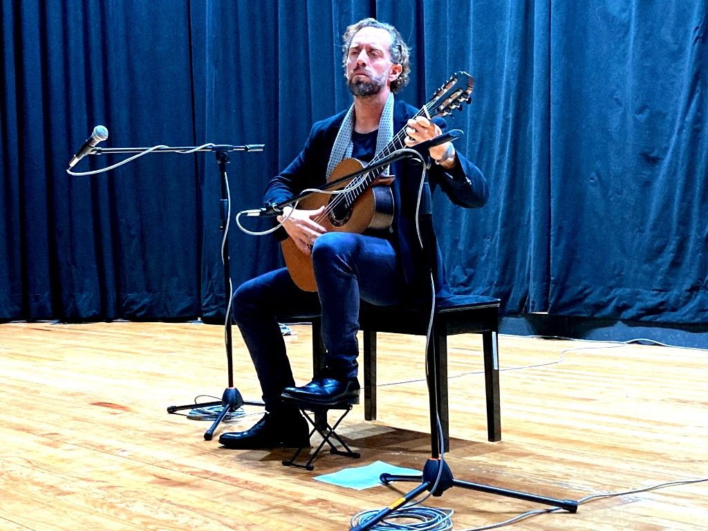 El guitarrista Giovanni Piacentini regala tarde musical en el Museo de Arte Moderno