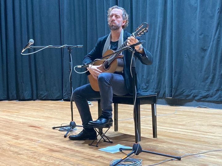 Regala Guitarrista Giovanni Piacentini tarde musical en el Museo de Arte Moderno