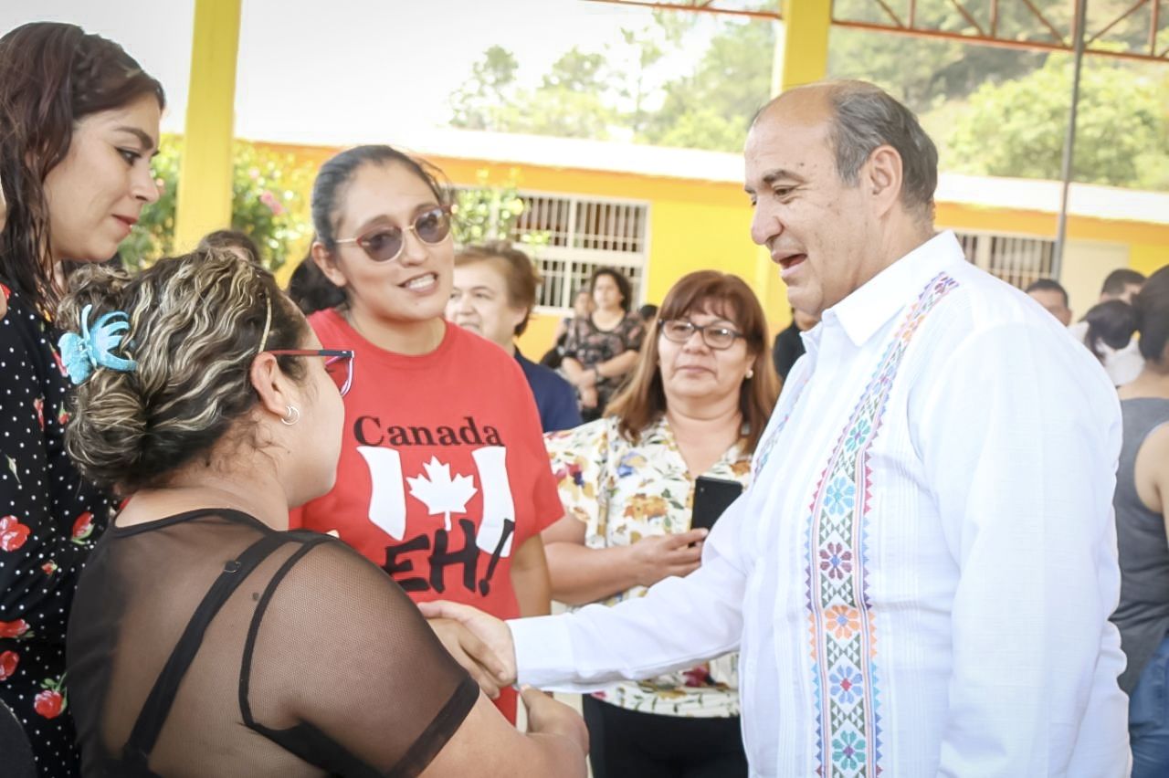 Natividad Castrejón recorrió municipios para conocer las necesidades del sector educativo