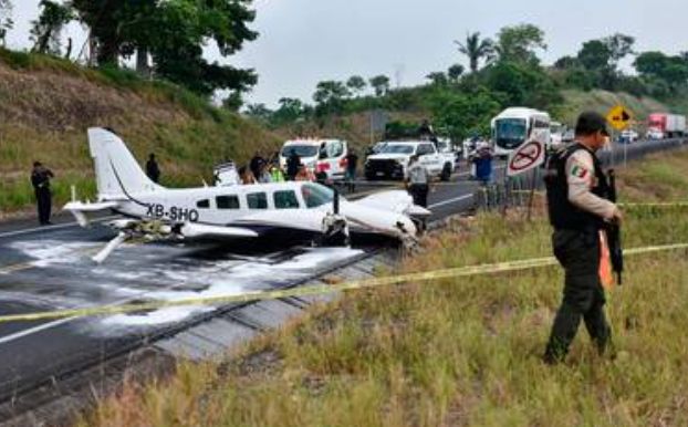 Avioneta aterriza de emergencia sobre carretera Tuxpan-Poza Rica 

