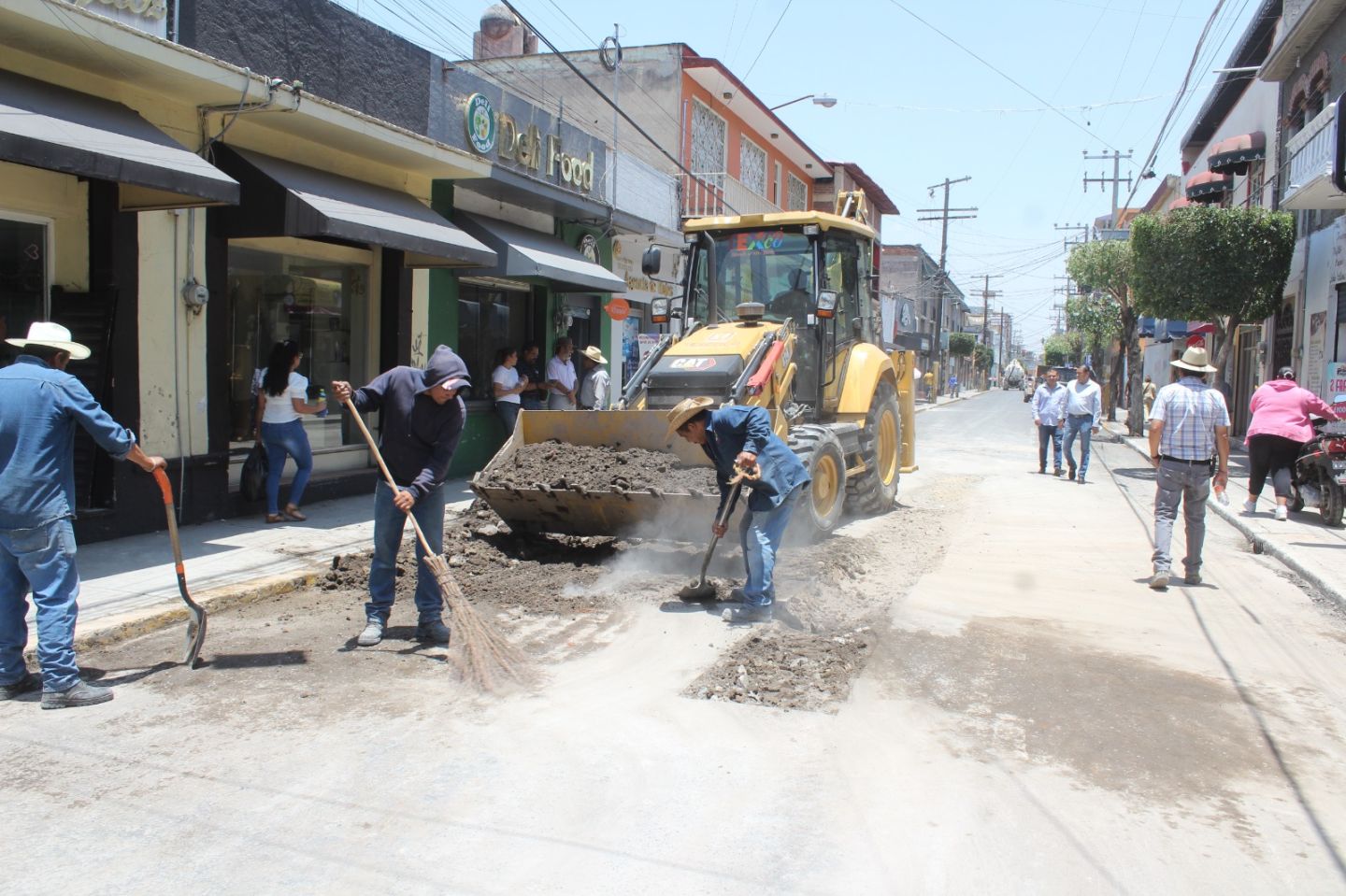 Sustituyen 16 metros de tubería en la calle céntrica de Texcoco para evitar socavón 