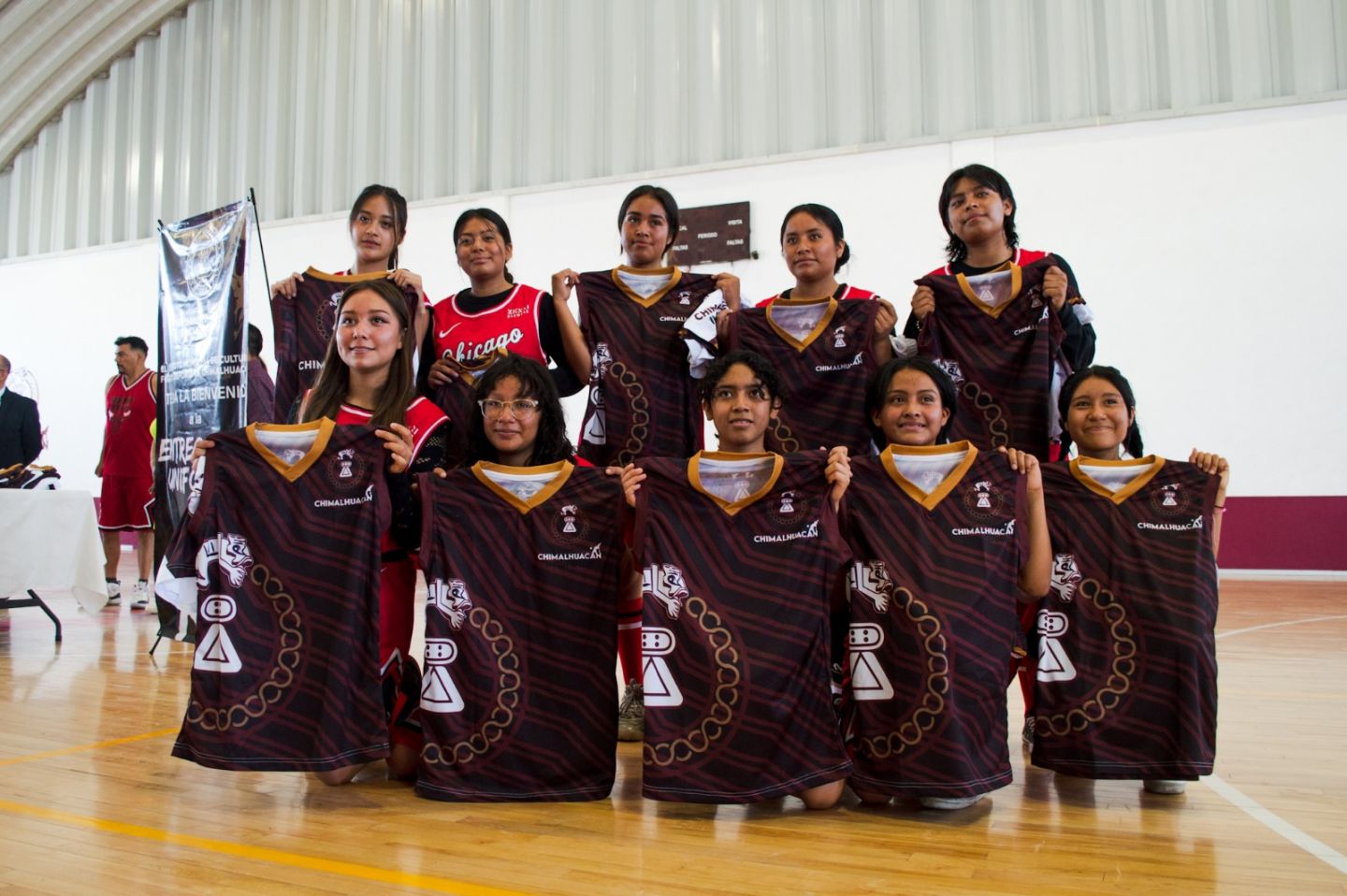 Entregan uniformes a seleccionados de fútbol y básquetbol  que representarán a Chimalhuacán en competencias estatales.