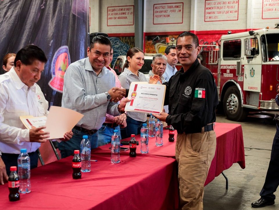 Reconocen	autoridades labor y servicio de paramédicos de Texcoco