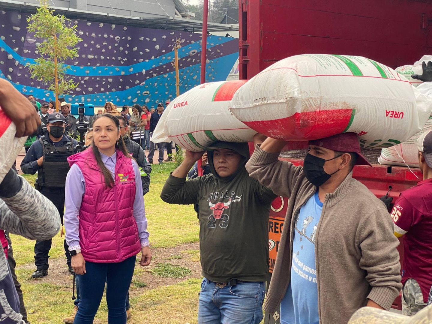 La Edil Ivette Topete, Entrega 4,180 Costales
de Fertilizantes a Campesinos de Amecameca.
