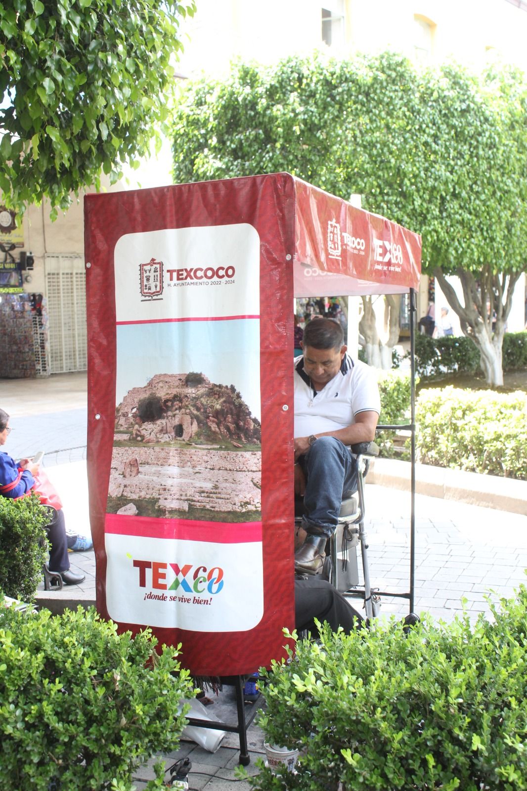 Entregan a boleros del jardín municipal uniformes y lonas con imágenes de Texcoco 