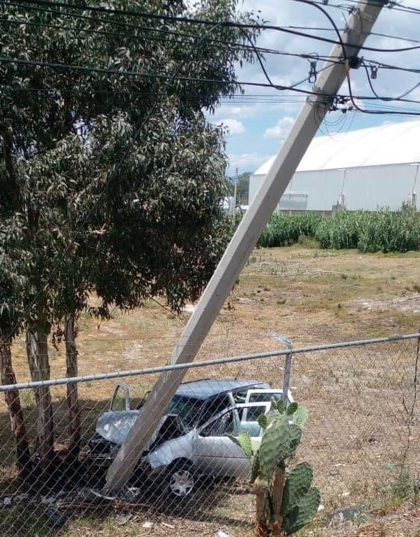 Automovilista fallece al impactarse con árbol y poste de luz en Acolman