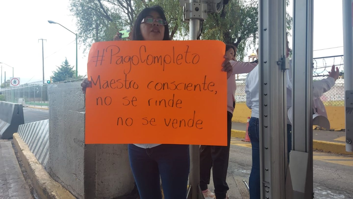 Maestros liberan caseta de cobro Peñón-Texcoco exigen pago completo