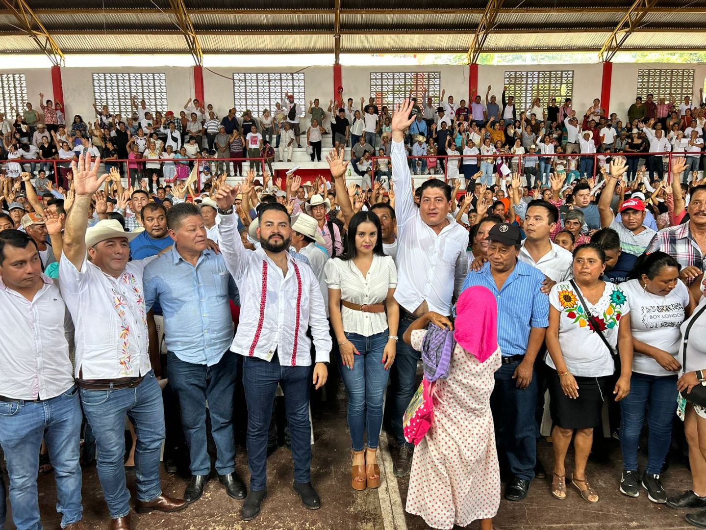 Renuncia masiva del PRI encabeza alcalde de Huazalingo 