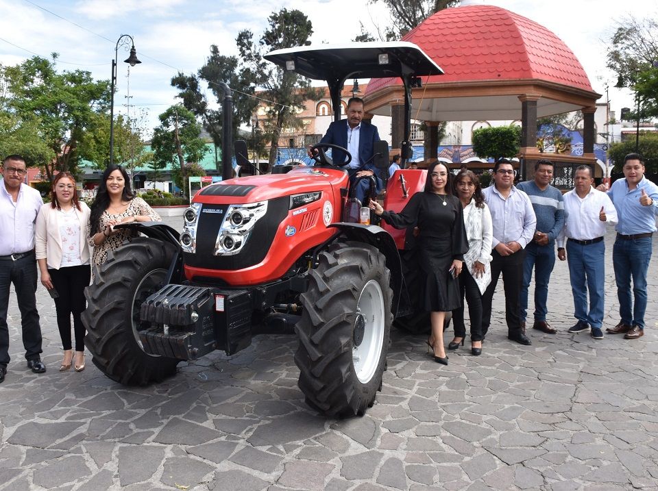 Tractor agrícola a disposición de campesinos de Teotihuacán