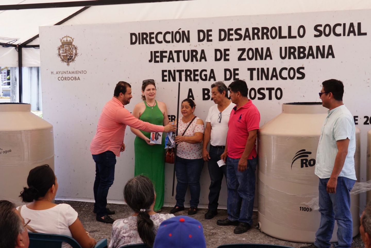 Entrega Desarrollo Social 110 tinacos a habitantes de la zona urbana