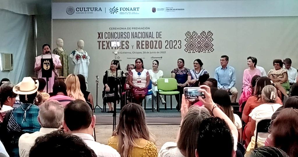 Premian siete artesanías mexiquenses en el XI concurso nacional de textiles y rebozo 2023