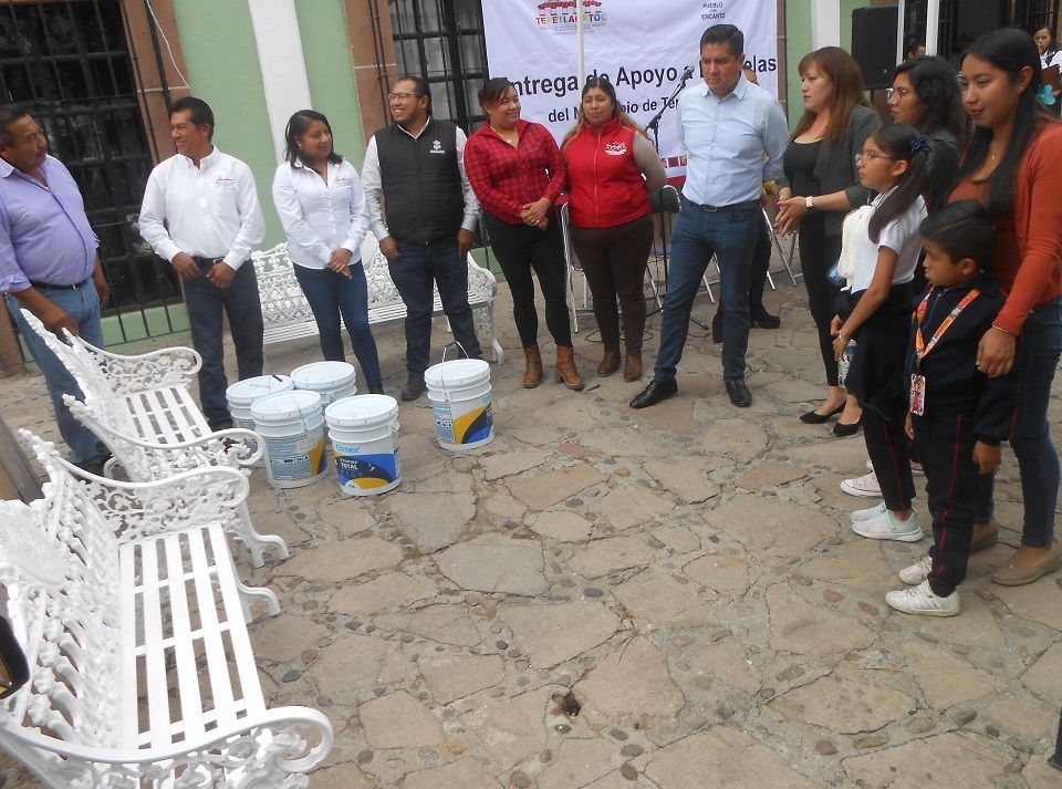 Autoridades entregan apoyos a planteles educativos de Tepetlaoxtoc 